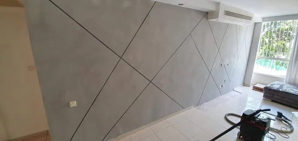 עיצוב קיר מבטון