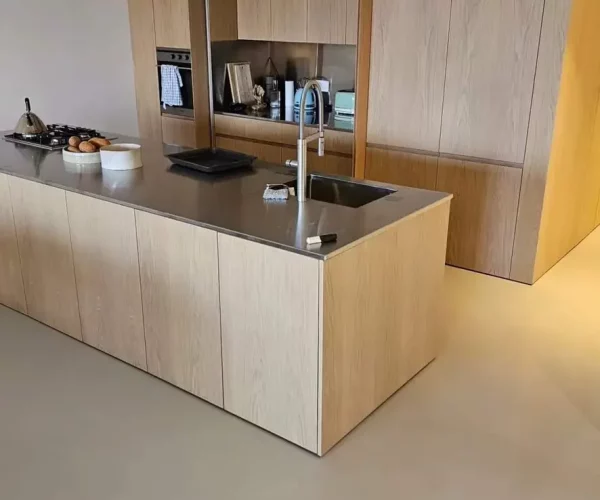 מטבח עם ריצוף רזינה